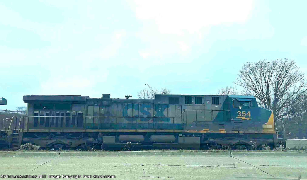 CSX 354 in a last second windshield shot.